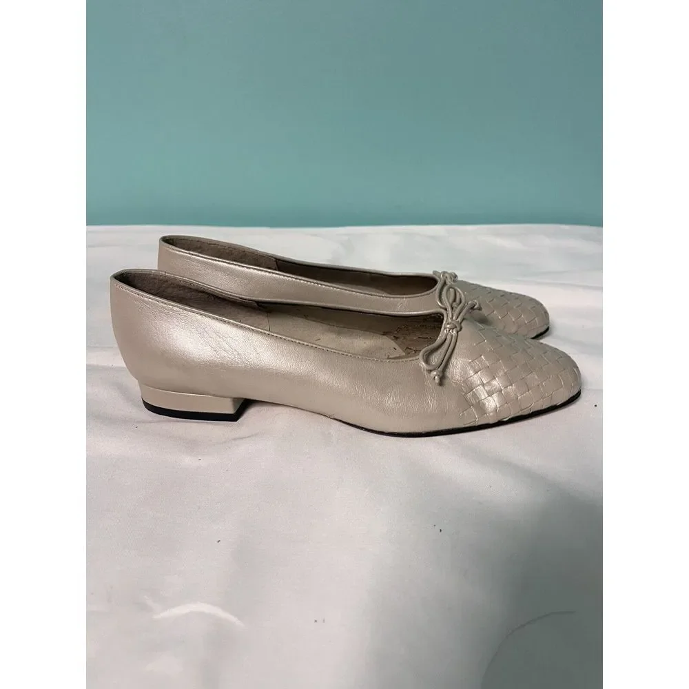 Beautiful VANELI Beige Leather Womens Size 7.5 S SLIM Slip On‎ Flats S-257
